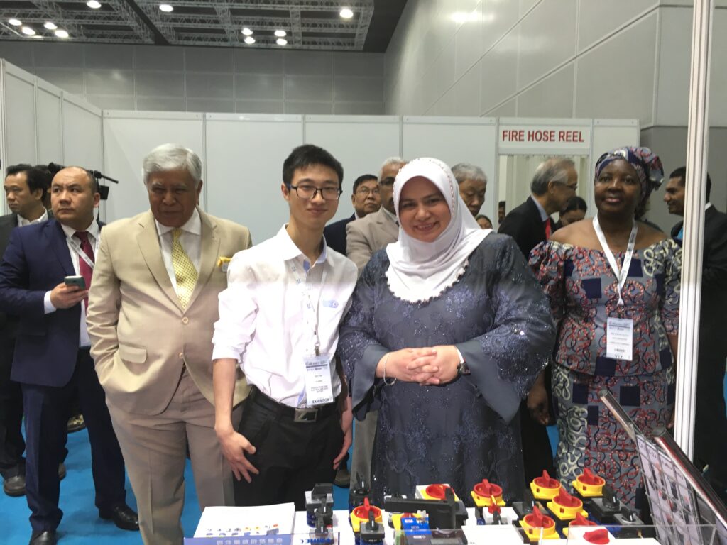 Photo with Malaysia Official in ASEAN M&E SHOW